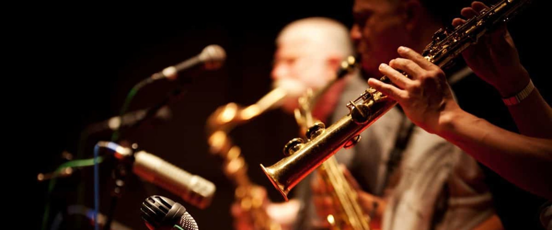 The Ultimate Guide to Enjoying Live Music and Entertainment at Eateries in Western Washington